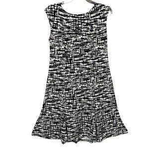 I L E New York Sheath Dress with Flare Hem Women 8 Black White Pattern Career